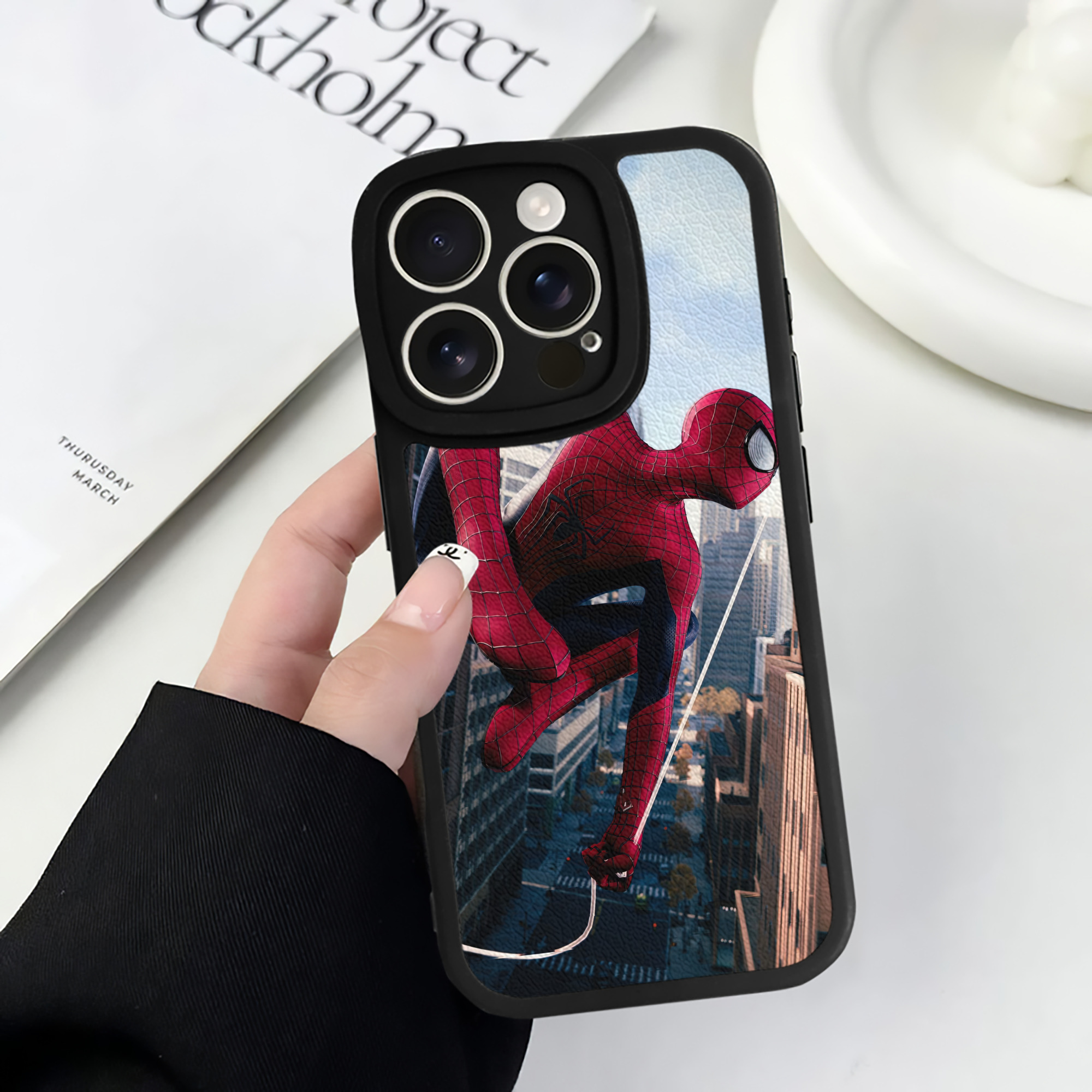 （画像用） Spider Man スパイダーマン 【iPhone 16シリーズ対応】シリコンスマホケース（レザー調） 材質：シリコン
